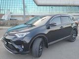 Toyota RAV4 2018 года за 13 300 000 тг. в Астана – фото 2