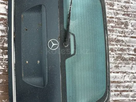 Mercedes E320 крышка багажника за 1 777 тг. в Актобе