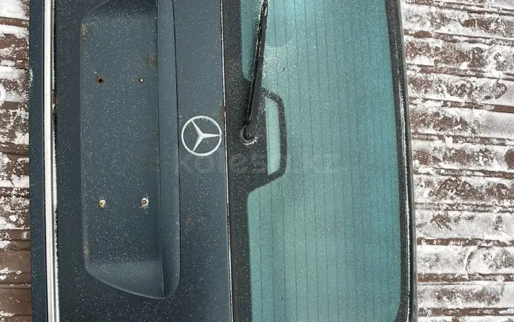 Mercedes E320 крышка багажника за 1 777 тг. в Актобе