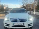 Volkswagen Touareg 2006 года за 4 500 000 тг. в Астана – фото 2