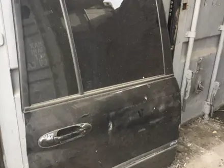 Правая задняя дверь на Lexus Lx 470 за 555 тг. в Караганда