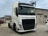 Volvo  FH 2018 года за 2 900 000 тг. в Атырау – фото 2