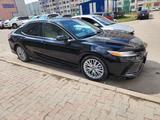 Toyota Camry 2018 года за 10 300 000 тг. в Алматы – фото 2