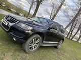 Volkswagen Touareg 2005 года за 5 800 000 тг. в Усть-Каменогорск – фото 2