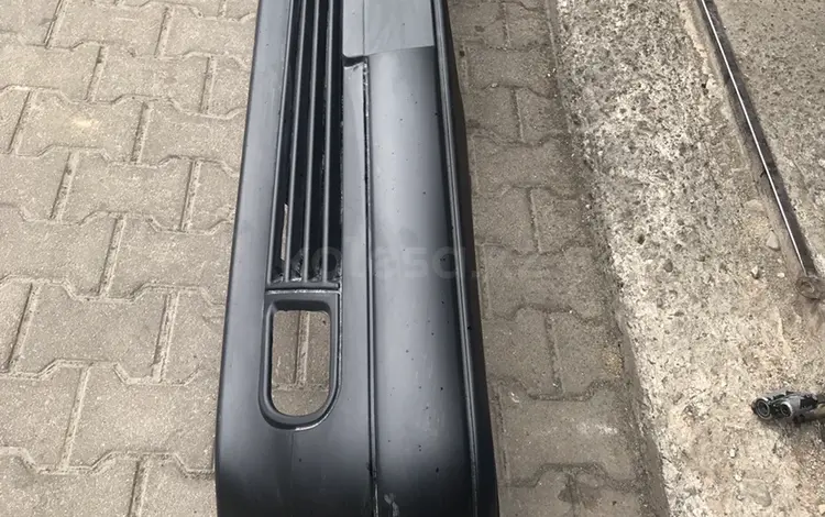 Передний бампер на Mercedes Benz 210 кузов Дорестайл производства Италия! за 60 000 тг. в Алматы