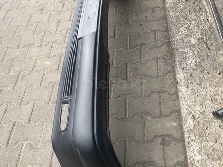 Передний бампер на Mercedes Benz 210 кузов Дорестайл производства Италия! за 60 000 тг. в Алматы – фото 3