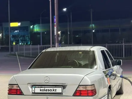 Mercedes-Benz E 220 1994 года за 1 850 000 тг. в Караганда – фото 4