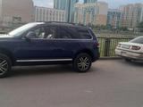 Volkswagen Touareg 2006 года за 6 700 000 тг. в Астана – фото 2