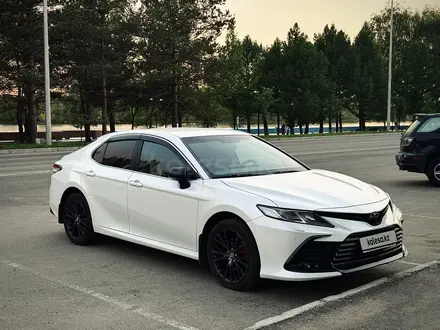 Toyota Camry 2021 года за 15 900 000 тг. в Усть-Каменогорск – фото 2