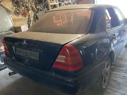 Mercedes-Benz C 180 1995 года за 202 202 тг. в Темиртау – фото 2