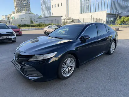 Toyota Camry 2018 года за 13 500 000 тг. в Актау – фото 2