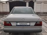 Mercedes-Benz E 200 1990 года за 2 200 000 тг. в Тараз – фото 2