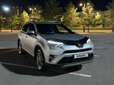 Toyota RAV4 2018 года за 13 500 000 тг. в Астана