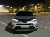 Toyota RAV4 2018 года за 13 500 000 тг. в Астана – фото 2