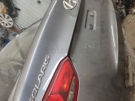 Крышка багажника на Hyundai Accent за 200 000 тг. в Алматы – фото 2