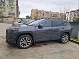 Toyota RAV4 2022 года за 13 600 000 тг. в Атырау – фото 2