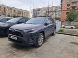 Toyota RAV4 2022 года за 13 600 000 тг. в Атырау