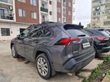 Toyota RAV4 2022 года за 13 600 000 тг. в Атырау – фото 3