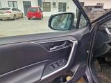 Toyota RAV4 2022 года за 13 600 000 тг. в Атырау – фото 4