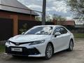 Toyota Camry 2021 года за 13 000 000 тг. в Уральск – фото 2
