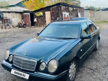 Mercedes-Benz E 230 1996 года за 2 200 000 тг. в Талдыкорган