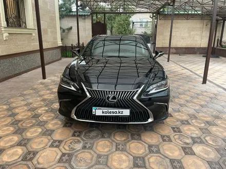Lexus ES 250 2018 года за 18 800 000 тг. в Шымкент