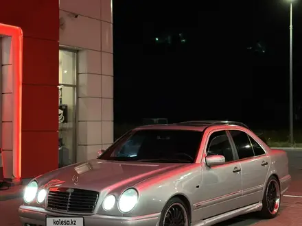 Mercedes-Benz E 55 AMG 1996 года за 3 600 000 тг. в Караганда – фото 2