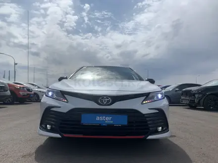 Toyota Camry 2021 года за 15 290 000 тг. в Астана – фото 2