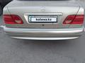 Mercedes-Benz E 240 1999 года за 2 000 000 тг. в Караганда – фото 2