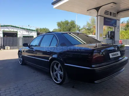 BMW 740 1998 года за 5 000 000 тг. в Уральск – фото 2