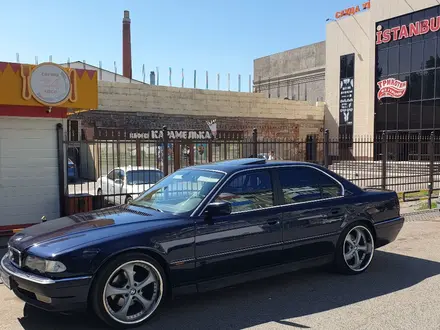 BMW 740 1998 года за 5 000 000 тг. в Уральск