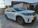 Toyota Highlander 2017 годаfor13 500 000 тг. в Алматы