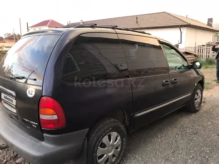 Chrysler Voyager 1998 года за 2 700 000 тг. в Караганда – фото 2