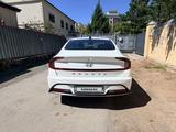Hyundai Sonata 2023 года за 10 350 000 тг. в Караганда – фото 2