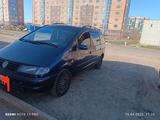 Volkswagen Sharan 1998 года за 1 500 000 тг. в Уральск – фото 2