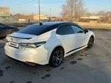 Toyota Camry 2021 года за 13 650 000 тг. в Усть-Каменогорск – фото 2