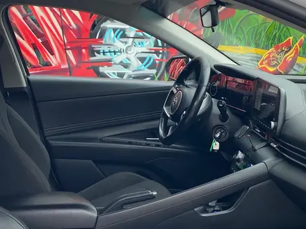 Hyundai Elantra 2023 года за 7 290 000 тг. в Алматы – фото 22