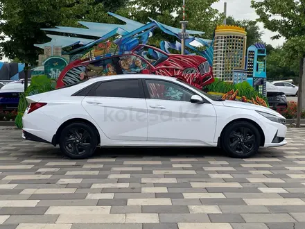 Hyundai Elantra 2023 года за 7 290 000 тг. в Алматы – фото 3