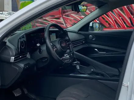 Hyundai Elantra 2023 года за 7 290 000 тг. в Алматы – фото 15