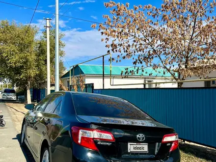 Toyota Camry 2013 года за 5 000 000 тг. в Атырау – фото 2