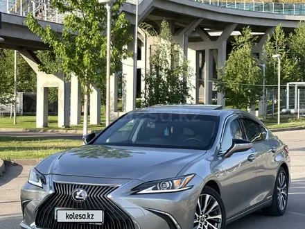 Lexus ES 300h 2020 года за 21 000 000 тг. в Алматы