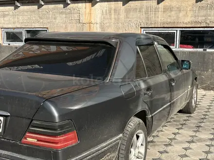 Mercedes-Benz E 200 1995 года за 1 800 000 тг. в Мерке – фото 3