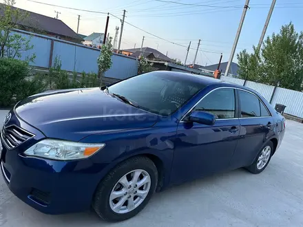 Toyota Camry 2011 года за 4 100 000 тг. в Атырау – фото 2