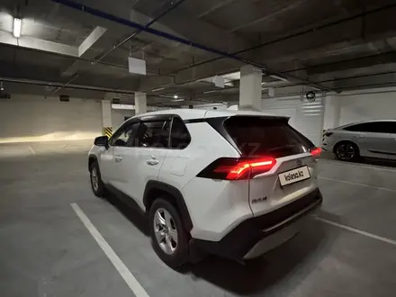 Toyota RAV4 2021 года за 15 500 000 тг. в Алматы – фото 2