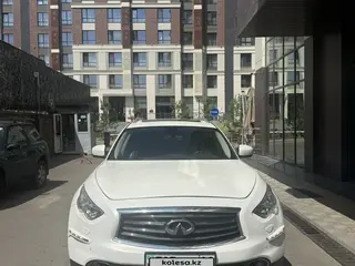 Infiniti FX37, 2012