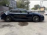 Toyota Camry 2021 года за 12 900 000 тг. в Алматы – фото 2