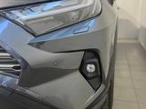 Toyota RAV4 Luxe 2023 годаүшін22 240 000 тг. в Актобе – фото 4