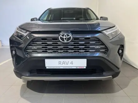 Toyota RAV4 Luxe 2023 года за 22 240 000 тг. в Актобе – фото 2