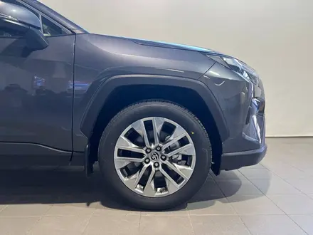 Toyota RAV4 Luxe 2023 года за 22 240 000 тг. в Актобе – фото 7