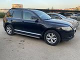 Volkswagen Touareg 2008 года за 6 500 000 тг. в Актобе – фото 3